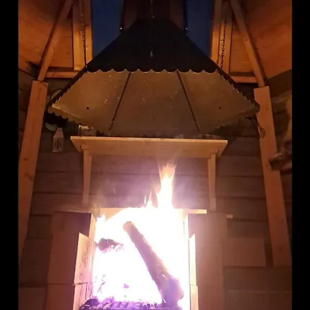 Proboost Arctic Center Cosy Caravan *